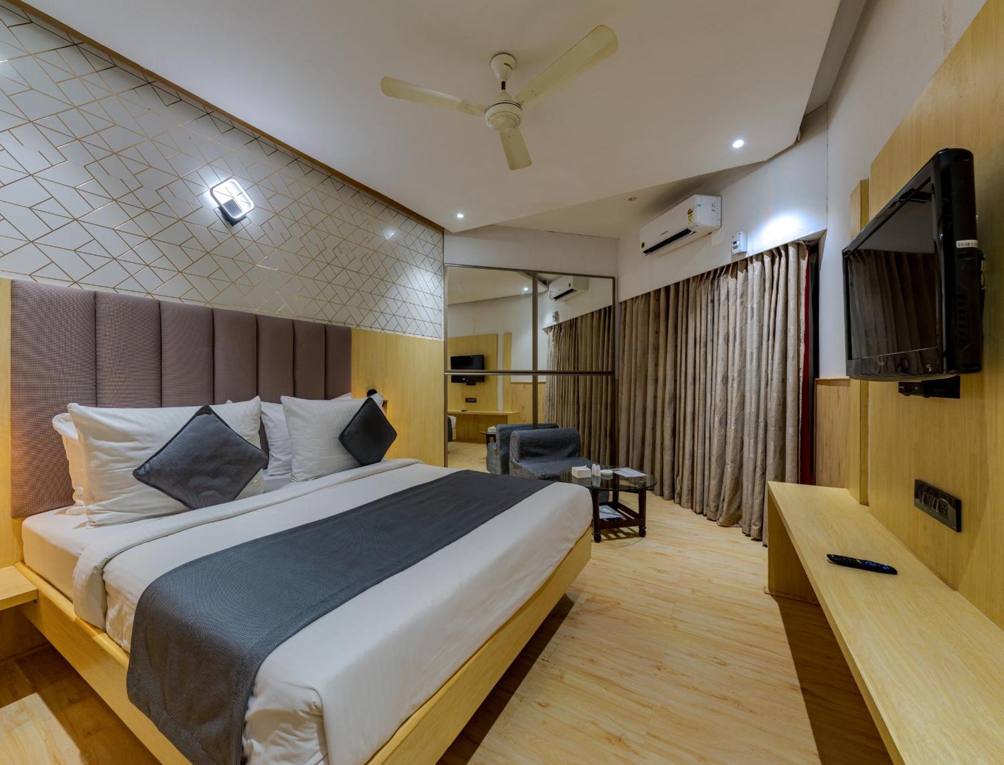 Hotel Surya Executive 3 Star Hotel Solapur Zewnętrze zdjęcie